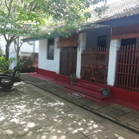 Ami place Hikkaduwa Buitenkant foto