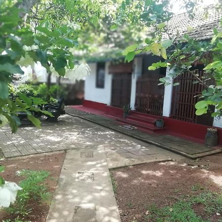 Ami place Hikkaduwa Buitenkant foto