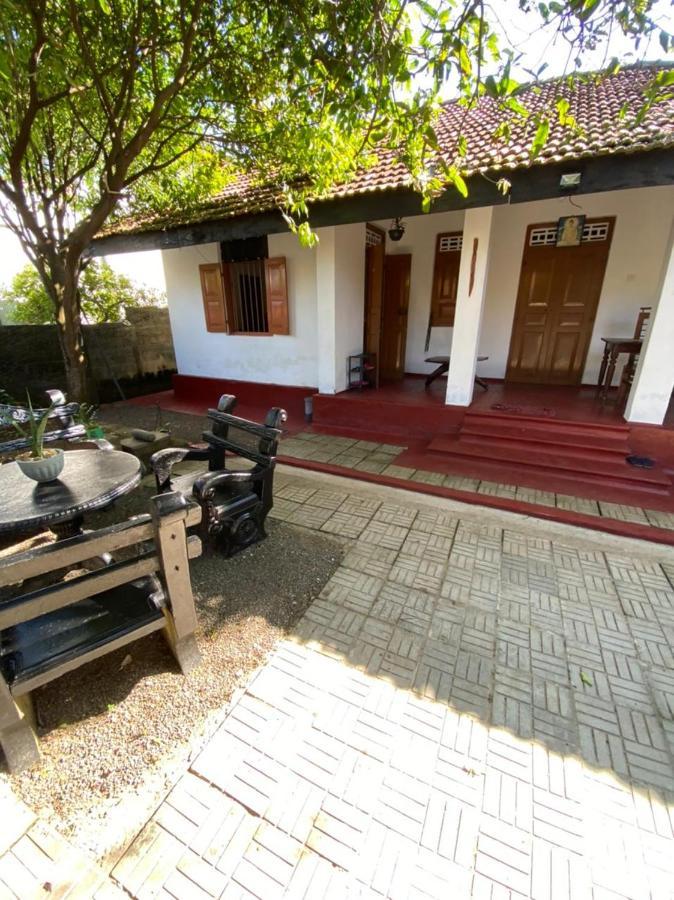 Ami place Hikkaduwa Buitenkant foto