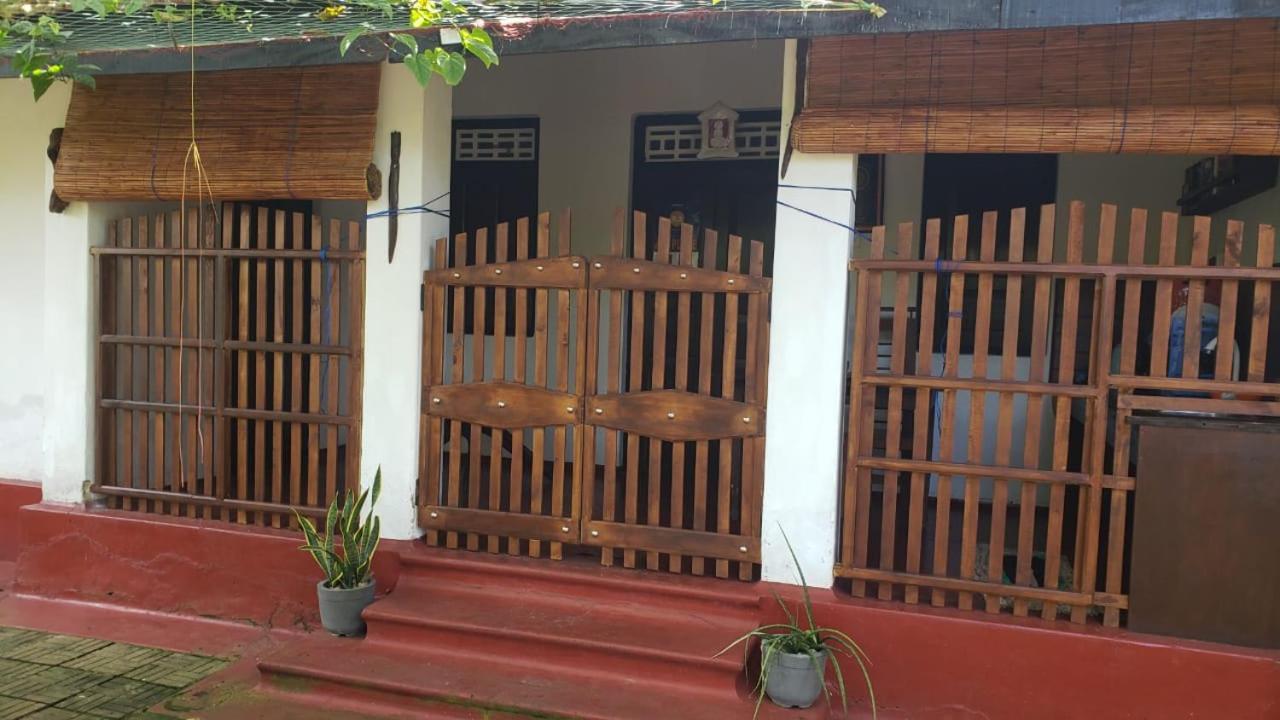 Ami place Hikkaduwa Buitenkant foto