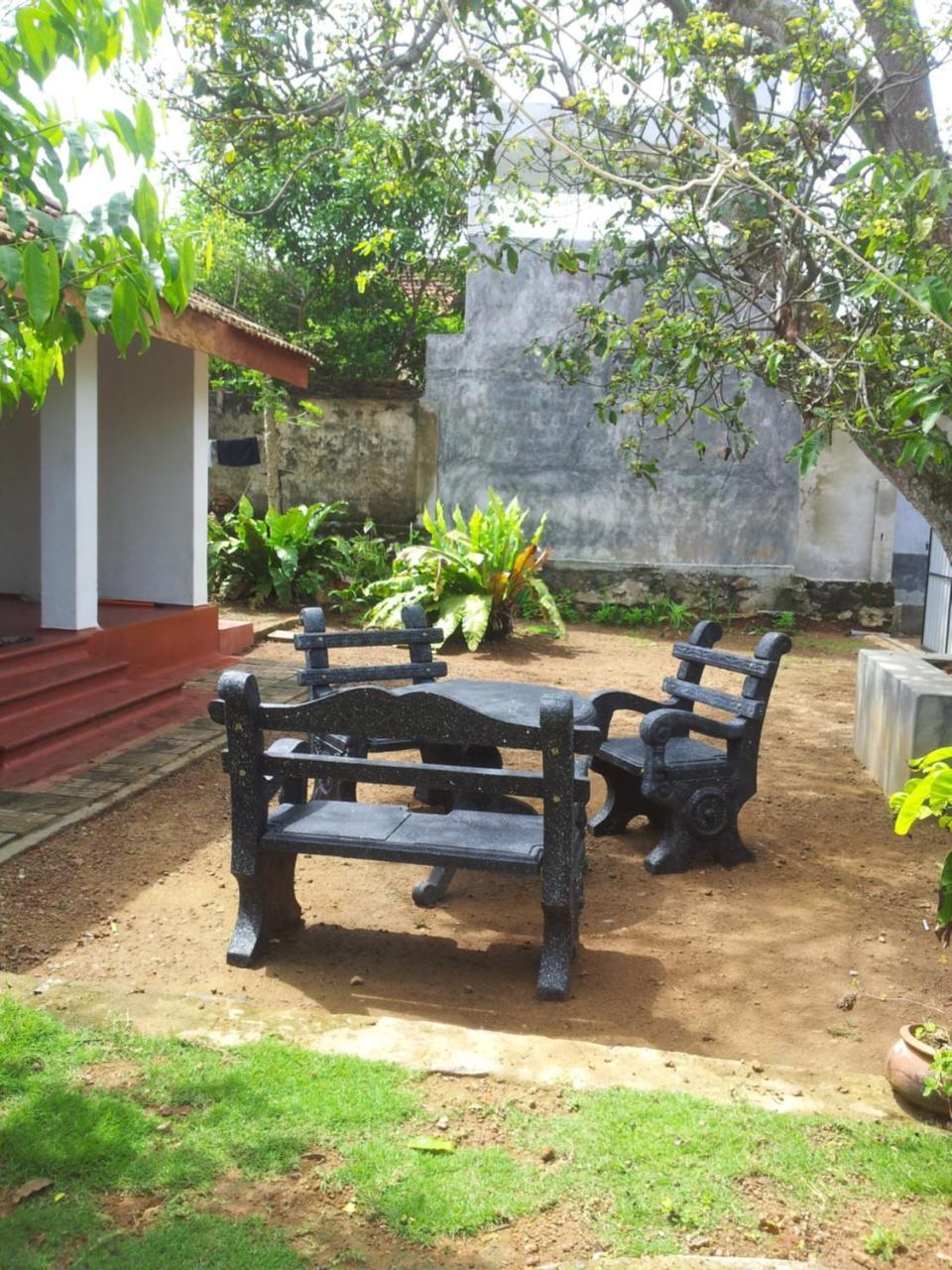 Ami place Hikkaduwa Buitenkant foto