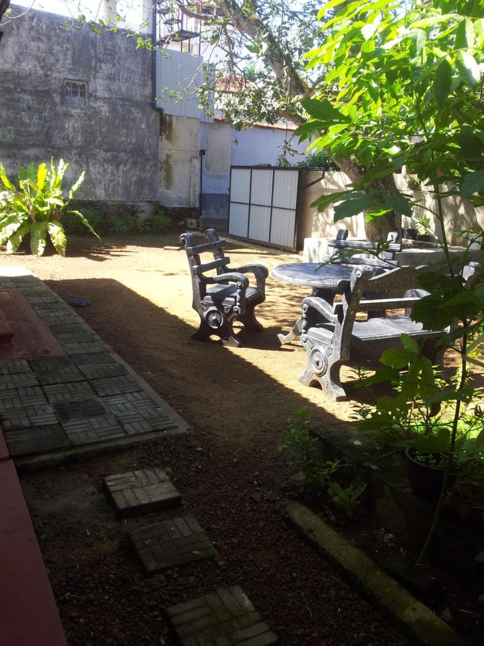 Ami place Hikkaduwa Buitenkant foto