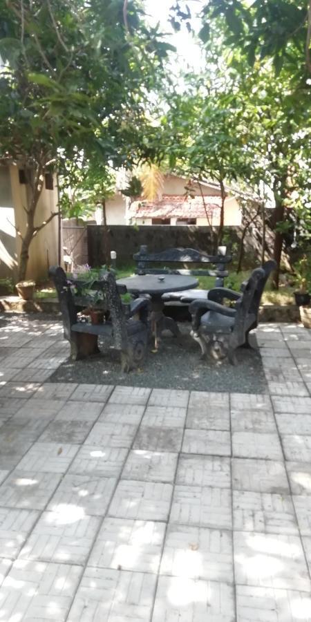 Ami place Hikkaduwa Buitenkant foto